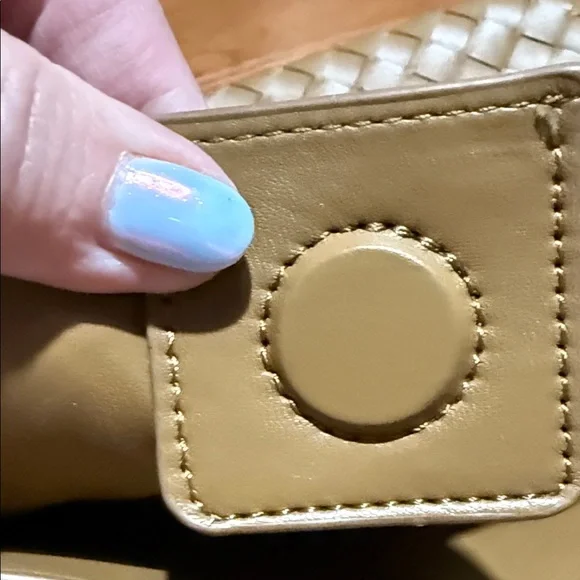 Elegant Tan Woven Handbag - Picture 6 of 9